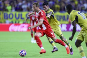 Harry Kane del Bayern Múnich (i) supera a Lautaro Di Lollo (c) de Boca Juniors. EFE/CRISTOBAL HERRERA-ULASHKEVICH