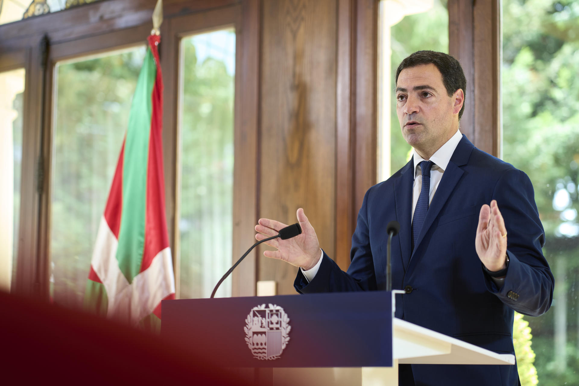 El lehendakari, Imanol Pradales, ha comparecido en el Palacio de Ajuria Enea tras la reunión ordinaria del Consejo de Gobierno este martes, tras la cual ha hecho un balance del primer año de legislatura. EFE/ADRIAN RUIZ HIERRO