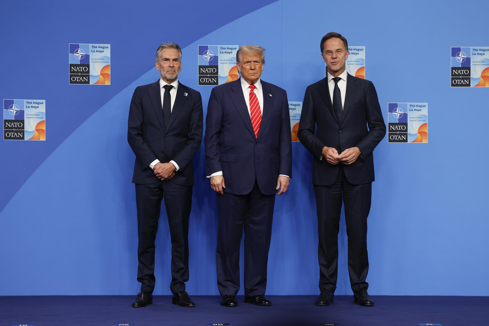 LA HAYA, 25/06/2025.- El secretario general de la Organización del Tratado del Atlántico Norte (OTAN), Mark Rutte (d), y el primer ministro de Países Bajos, Dick Schoof (i), reciben al presidente de Estados Unidos, Donald Trump (c), a su llegada a la cumbre de la OTAN que se celebra, este miércoles, en La Haya, Países Bajos. EFE/ J.J. Guillén