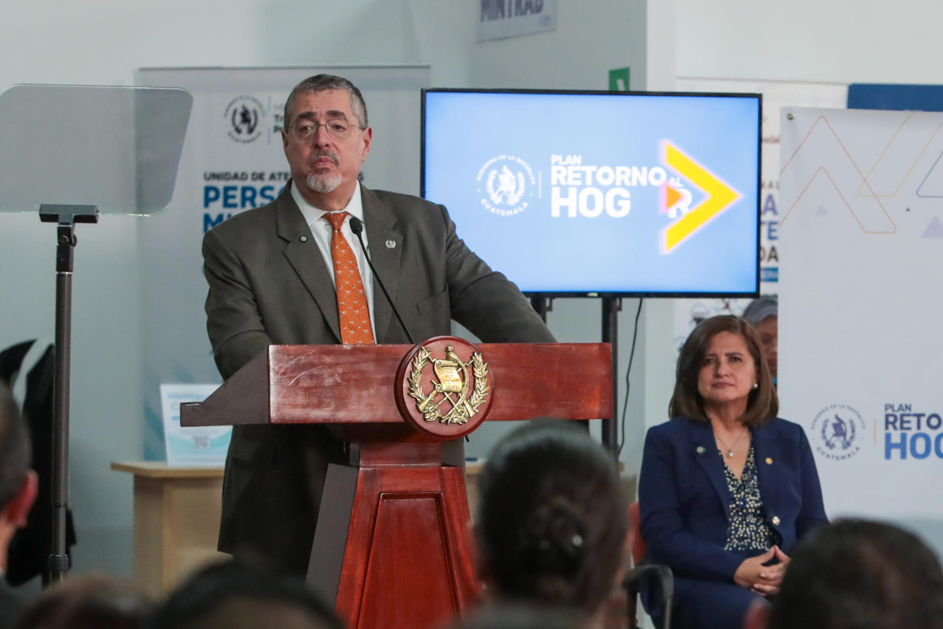 El presidente de Guatemala, Bernardo Arévalo (c) junto a la vicepresidenta de Guatemala, Karin Herrera, participan en la inauguración del nuevo centro de atención para migrantes deportados este lunes, en la Ciudad de Guatemala (Guatemala). El nuevo espacio para los migrantes deportados fue bautizado como Centro de Atención y Registro (CAR), el cual tendrá una capacidad para atender a 150 personas y estará bajo la administración del Instituto Guatemalteco de Migración. EFE/ STR