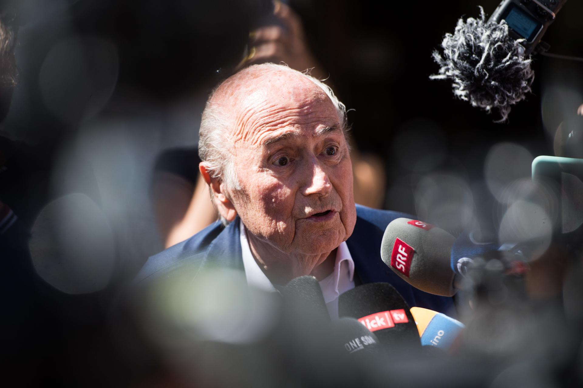 El expresidente de la FIFA, Joseph Blatter (C) rodeado de representantes de los medios de comunicación, en una imagen de archivo. EFE/EPA/ALESSANDRO CRINARI
 
//////////
 
Bellinzona (Switzerland), 08/07/2022.- The former FIFA President, Joseph Blatter (C) surrounded by media representatives, speaks to the press in front of the Swiss Federal Criminal Court after the verdict has been announced, in Bellinzona, Switzerland, 08 July 2022. The trial ended with an acquittal. Former FIFA President Joseph Blatter and former UEFA president Michel Platini, stood trial before the Federal Criminal Court over a suspicious two-million payment. The Federal Prosecutor's Office accused them of fraud. The defense spoke of a conspiracy. (Suiza) EFE/EPA/ALESSANDRO CRINARI