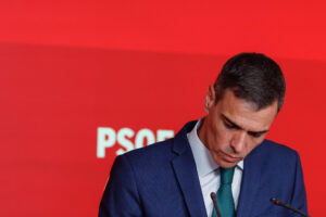 El presidente del Gobierno y líder del PSOE, Pedro Sánchez en rueda de prensa tras la primera reunión de la Ejecutiva de este partido después de la salida de Santos Cerdán como secretario de Organización a consecuencia del contenido de un informe de la UCO, este lunes en la sede de Ferraz. EFE/ Javier Lizon