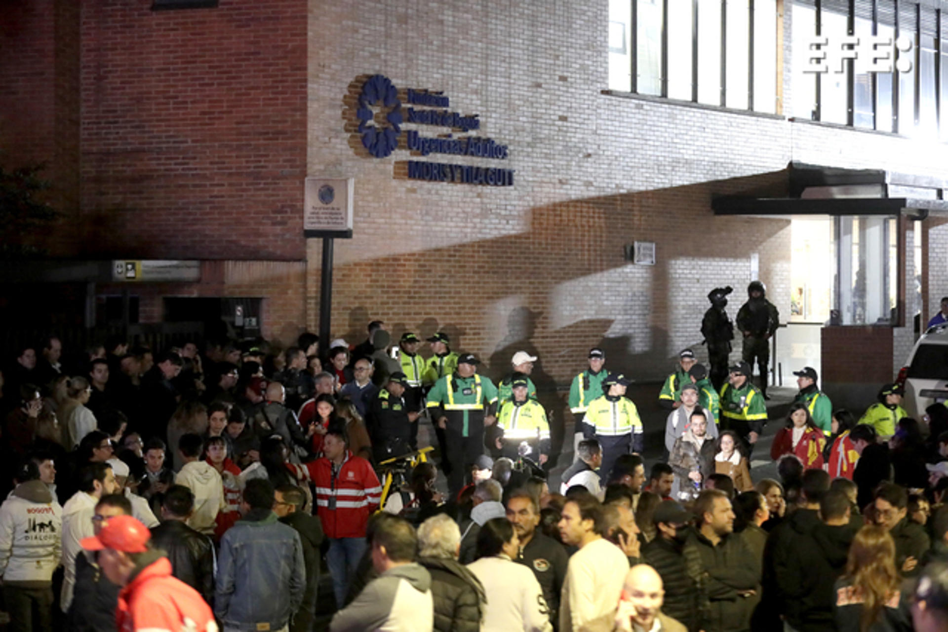 Decenas de personas fueron captadas este sábado, 7 de junio, a las afueras de la Fundación Santa Fe, donde fue trasladado el senador colombiano Miguel Uribe Turbay, luego de ser víctima de un atentado con arma de fuego, en Bogotá (Colombia). EFE/Carlos Ortega
