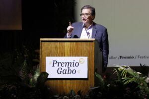 Foto de archivo que muestra al director general de la Fundación Gabo, Jaime Abello, hablando durante una ceremonia de entrega de los premios Gabo en Bogotá (Colombia). EFE/Carlos Ortega
