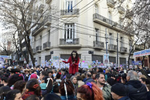 Personas se reúnen a las afueras de la casa de la expresidenta de Argentina Cristina Fernández de Kirchner este martes, en Buenos Aires (Argentina). EFE/Matias Martín Campaya