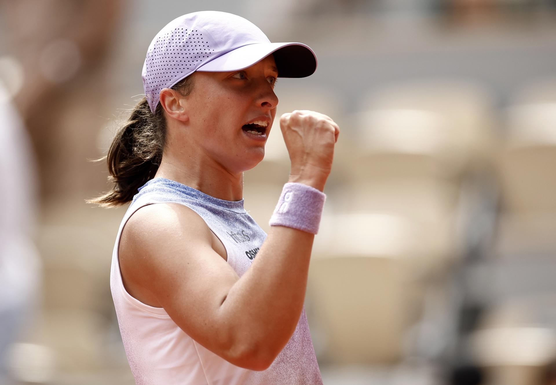 La polaca Iga Swiatek durante su partido ante la kazaja Elena Rybakina en octavos de Roland Garros. EFE/EPA/YOAN VALAT