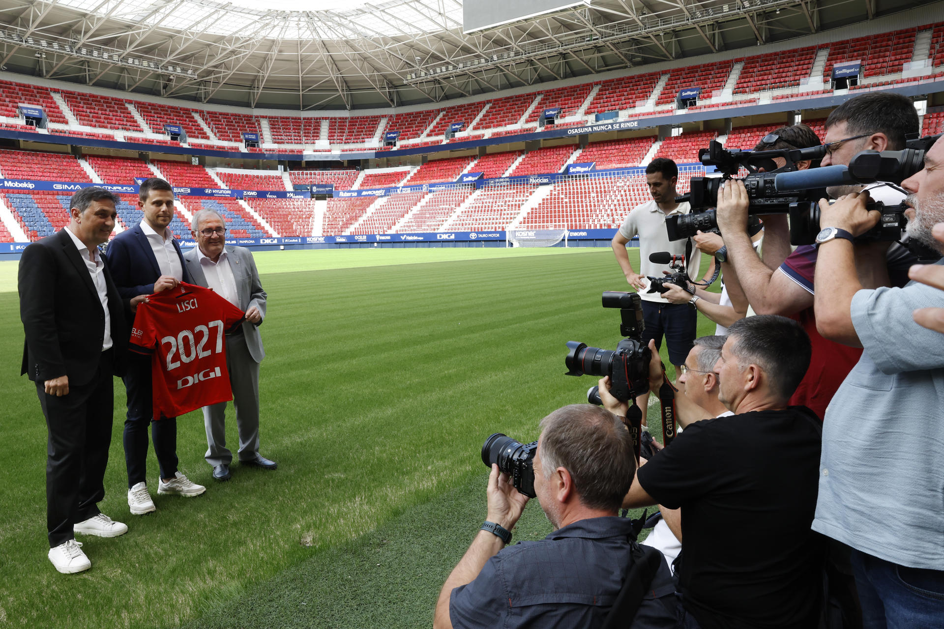 Presentación del nuevo entrenador de Osasuna, Alessio Lisci (2i), acompañado del presidente del club Luis Sabalza (d) y el director deportivo Braulio (i). EFE/ Jesús Diges