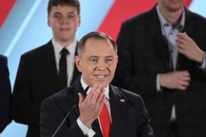 El candidato presidencial polaco apoyado por el partido conservador y nacionalista Ley y Justicia (PiS), Karol Nawrocki (c), al dar un discurso, este domingo, 1 de junio, luego de la segunda vuelta de los comicios presidenciales polacos, en Varsovia (Polonia). EFE/Marcin Obara