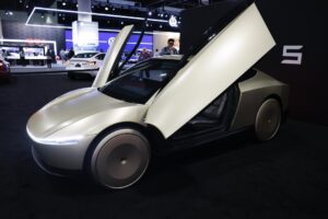 Fotografía de archivo de un 'Cyber ​​Cab' de Tesla exhibido durante el Auto Show AutoMobility LA en el Centro de Convenciones de Los Ángeles (EE.UU.). EFE/EPA/CAROLINE BREHMAN/ARCHIVO