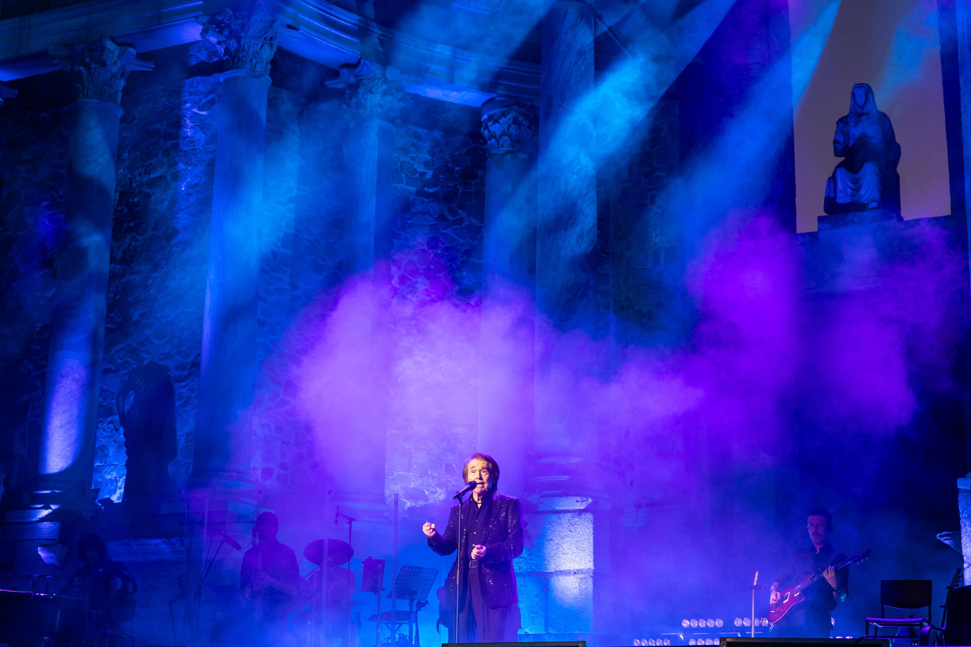 El cantante Raphael regresa a los escenarios con un concierto en el Teatro Romano de Mérida en el que ha repasado algunos de sus grandes e históricos temas junto a canciones de su último trabajo, 'Ayer... aún', un homenaje a la canción francesa. EFE/Jero Morales
