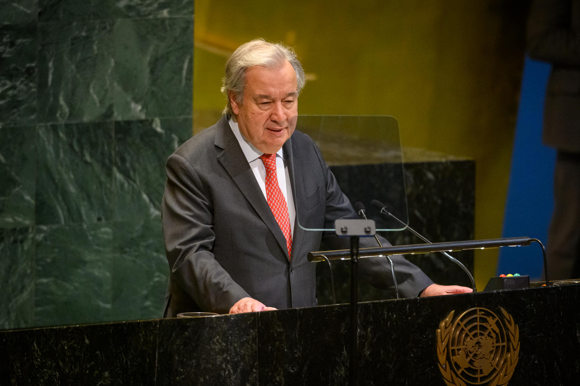 Fotografía cedida por la ONU donde aparece su secretario general, António Guterres, quien este viernes dijo que el sistema de ayuda impuesto por el Gobierno de Israel en Gaza, al margen de la propia ONU, "está matando gente". EFE/ Loey Felipe