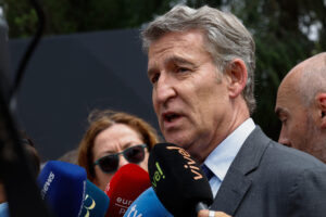El líder del PP, Alberto Núñez Feijóo, atiende a la prensa a su llegada a la inauguración del VI Gran Foro Anual Taleñt, este jueves en Madrid. EFE/ J.P.Gandul