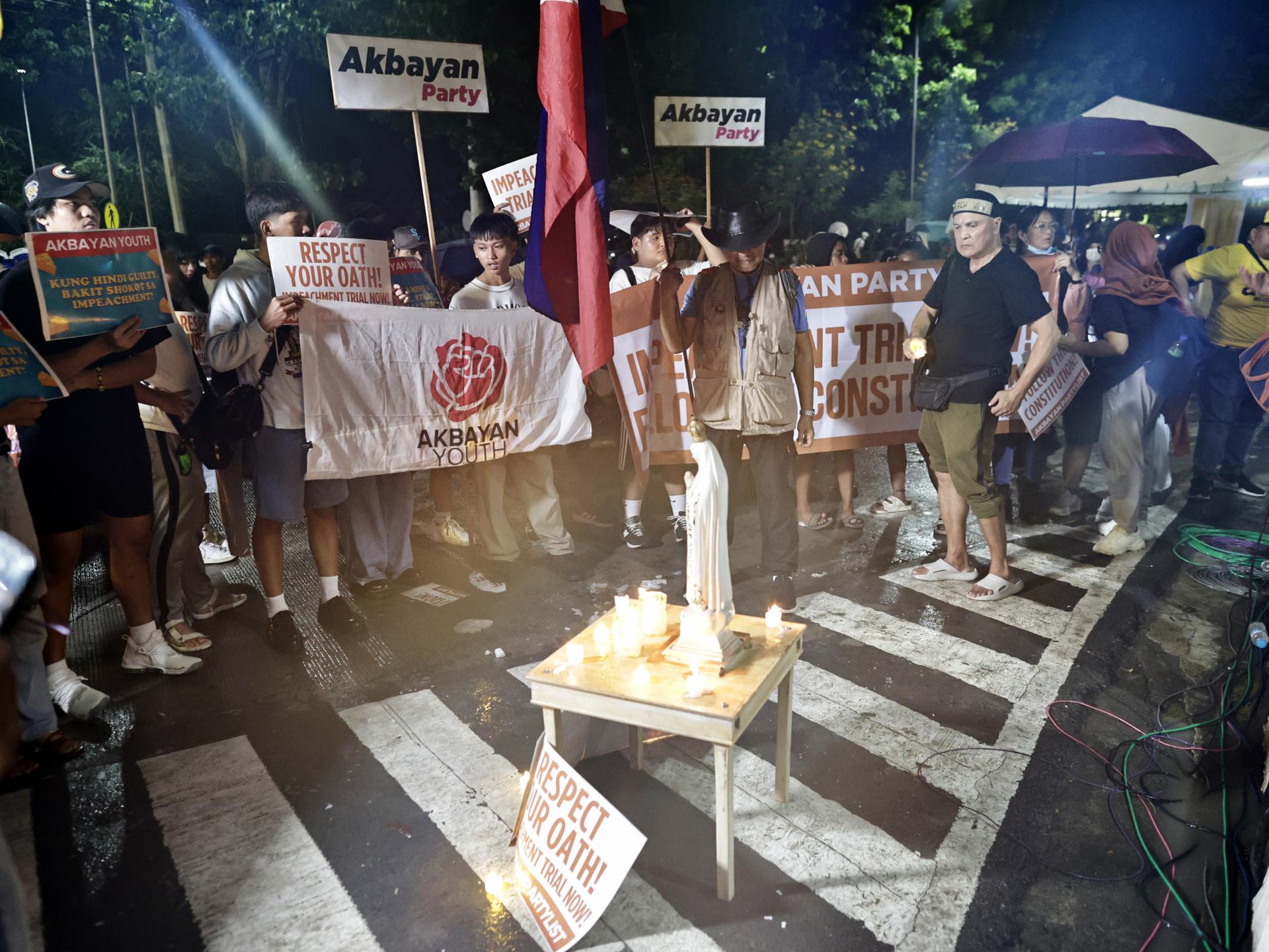 MANILA (Philippines), 10/06/2025.- People stage a protest rally outside the Philippine Senate session hall, which has been converted into an impeachment court in Manila, Philippines, 10 June 2025. Vice-president Sara Duterte is facing an impeachment trial, accused of betrayal of public trust, culpable violation of the constitution, graft and corruption, and other high crimes. (Protestas, Filipinas) EFE/EPA/FRANCIS R. MALASIG
