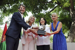 El ministro de Cultura, Ernest Urtasun (i), la alcaldesa de Granada, Marifran Carazo (2i) y la consejera de Cultura y Deportes de la Junta de Andalucía, Patricia del Pozo (d) entregan el premio internacional de Poesía Ciudad de Granada , Federico García Lorca, a la poetisa mexicana Coral Bracho (2d) durante un acto celebrado este viernes en la Huerta de san Vicente en Granada. EFE/Pepe Torres.