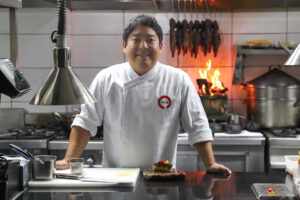 Fotografía de archivo del chef peruano Mitsuharu Tsumura posando en una entrevista con EFE, en Lima (Perú). EFE/ Paolo Aguilar/ARCHIVO