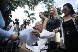 El presidente de la Fundación El Amparo, Walter Márquez (i), la abogada Ana Hernández (c), y Johana Sanguino se reúnen frente a la Dirección General de Centros Penales (DGCP) este martes, en San Salvador (El Salvador). EFE/ Rodrigo Sura