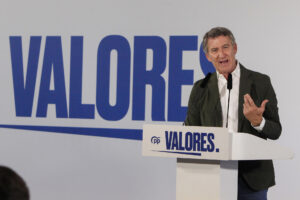 El presidente del PP, Alberto Núñez Feijóo, durante su intervención en el acto celebrado con militantes en Alicante. EFE/Morell