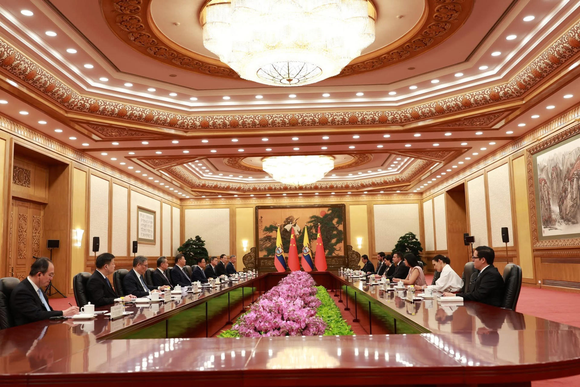 El presidente chino, Xi Jinping (c-i), y su homólogo ecuatoriano, Daniel Noboa (c-d) durante la reunión que ambos mantuvieron en el Gran Salón del Pueblo, este viernes en Pekín. EFE/Presidencia de Ecuador / SOLO USO EDITORIAL/SOLO DISPONIBLE PARA ILUSTRAR LA NOTICIA QUE ACOMPAÑA (CRÉDITO OBLIGATORIO)
