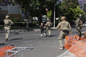 Un manifestante (c) fue captado al ser arrestado este sábado, 7 de junio, durante un enfrentamiento entre manifestantes y agentes federales, después de que el Servicio de Inmigración y Control de Aduanas (ICE) realizara una redada contra presuntos migrantes indocumentados, en Paramount (California, EE.UU.). EFE/Allison Dinner