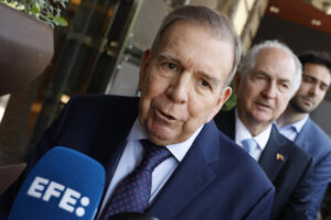 El líder opositor de Venezuela Edmundo González Urrutia (i), junto al exalcalde de Caracas Antonio Ledezma (d), a su salida de la reunión con el presidente argentino, Javier Milei, quien se encuentra en Madrid para intervenir este domingo en la clausura del Madrid Economic Forum 2025. EFE/Sergio Pérez