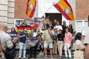 Nuevas protestas en la madrileña calle Ferraz, frente a la sede nacional del PSOE, para exigir la salida del presidente del Gobierno, Pedro Sánchez. EFE/J.P.Gandul