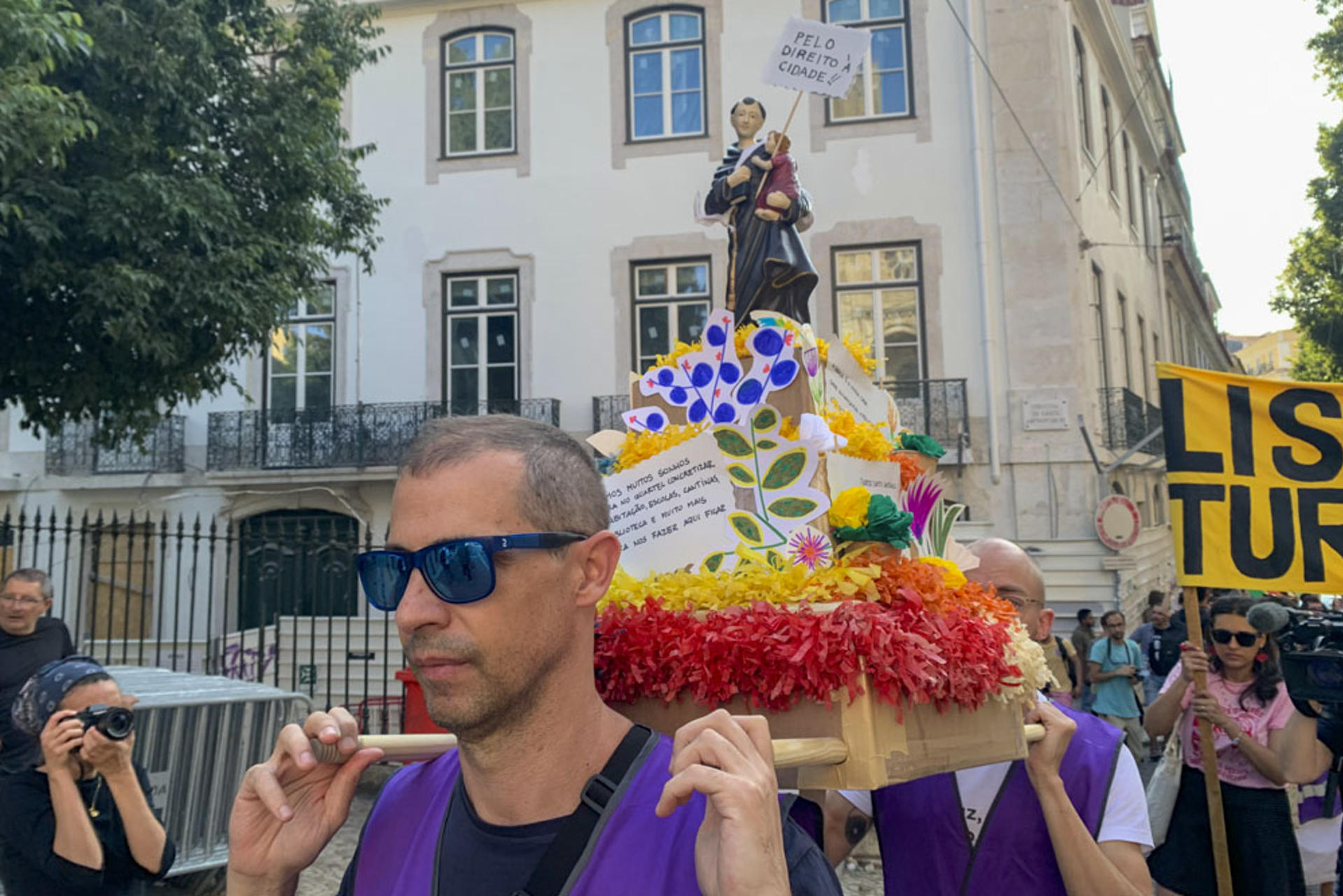 Cerca de dos centenares de personas lideradas por un "San Antonio Desalojado" se han manifestado este domingo en Lisboa para protestar contra la turistificación de la capital y exigir medidas contra la crisis de vivienda. EFE/Carlota Ciudad
