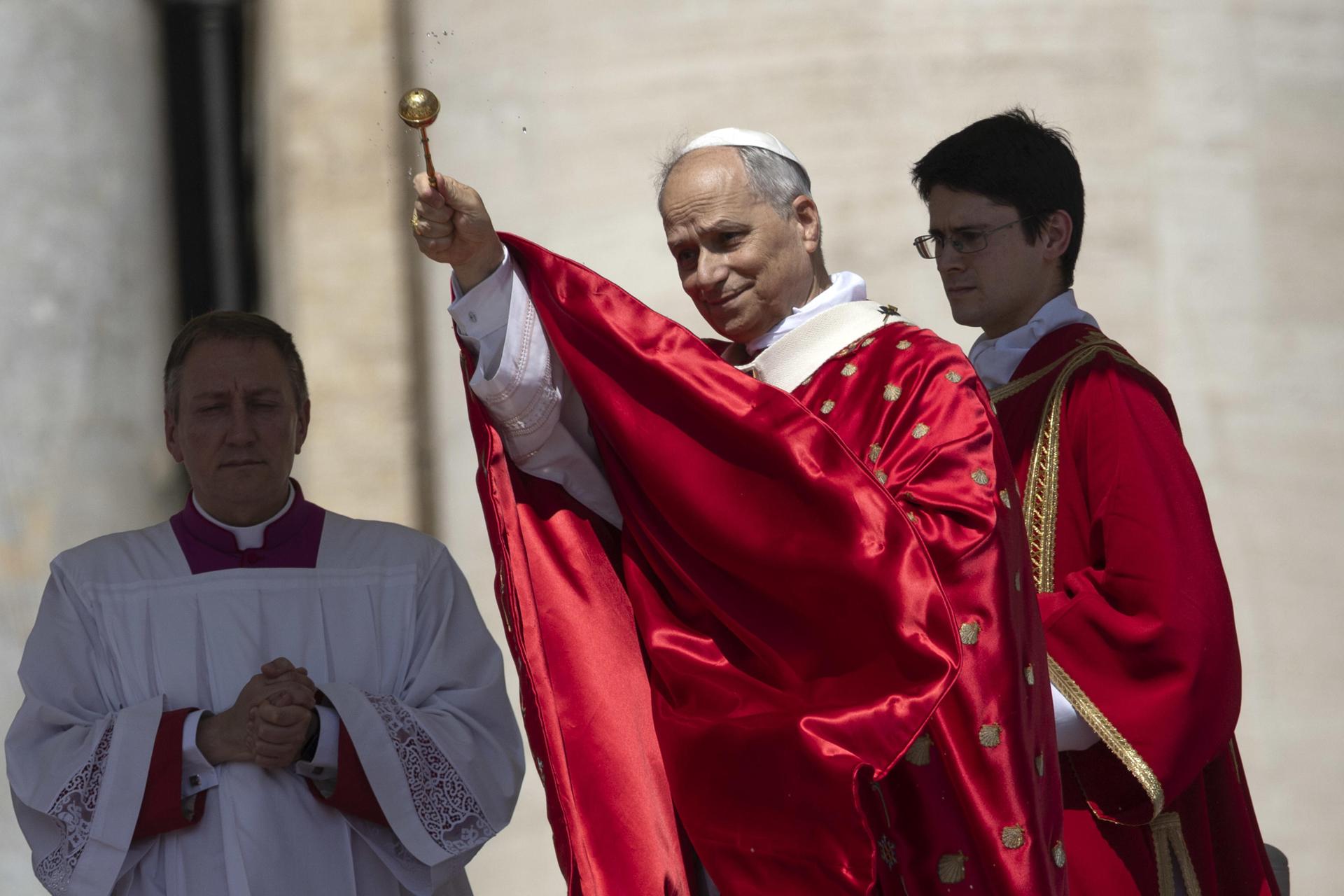 El papa León XIV preside la Santa Misa en la Solemnidad de Pentecostés con motivo del Jubileo de los Movimientos, Asociaciones y Nuevas Comunidades Eclesiales, en la Plaza de San Pedro, Ciudad del Vaticano, 8 de junio de 2025. (Papa)
EFE/EPA/MASSIMO PERCOSSI
//////////
Vatican City (Vatican City State (Holy See)), 08/06/2025.- Pope Leo XIV leads Holy Mass on the Solemnity of Pentecost on the occasion of the Jubilee of Ecclesial Movements, Associations and New Communities, in St. Peter's Square, Vatican City, 08 June 2025. (Papa) EFE/EPA/MASSIMO PERCOSSI