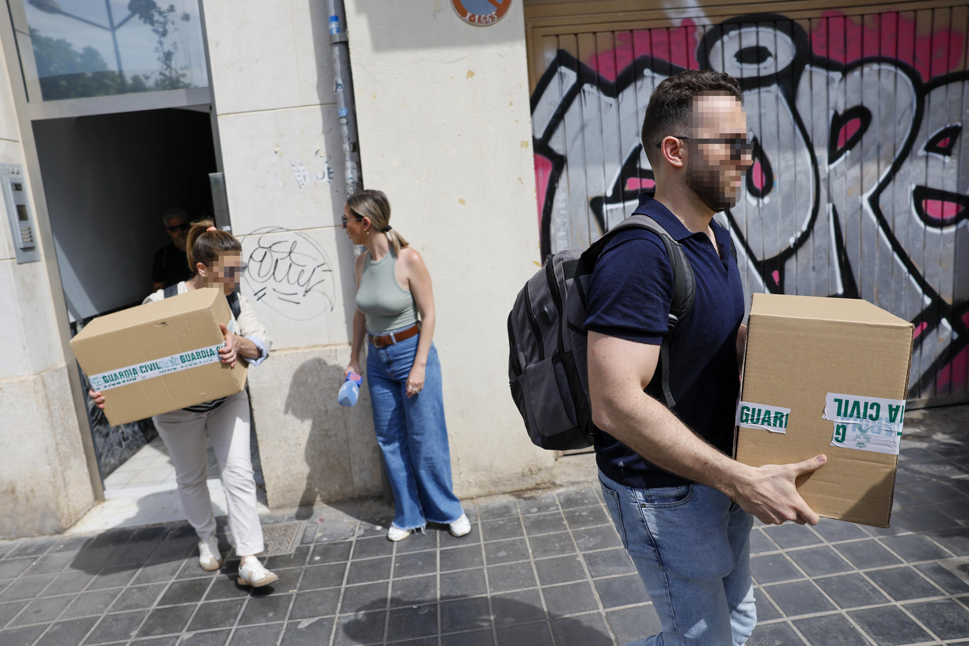 Dos agentes de la Guardia Civil salen de la casa del exministro y diputado por Valencia José Luis Ábalos este martes cuando la Unidad Central Operativa (UCO) de la Guardia Civil está registrando desde primera hora de este martes su vivienda en València en el marco de la investigación abierta contra él en el Tribunal Supremo por el denominado caso Koldo. EFE/Ana Escobar