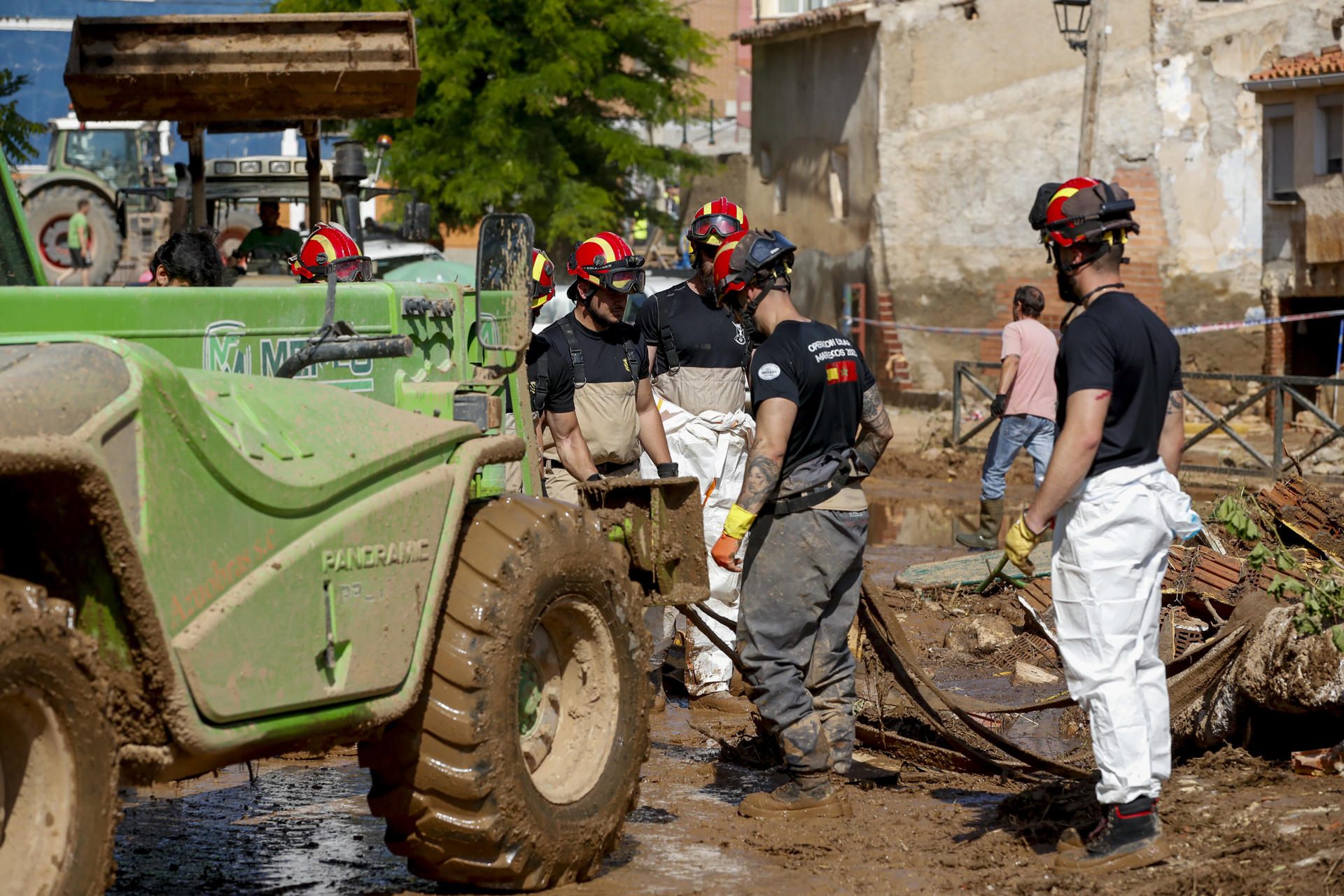 Efectivos de la UME ya trabajan en la localidad zaragozana de Azuara, una de las más golpeadas por las inundaciones que han provocado las lluvias. Una treintena de vehículos y 95 agentes de la Unidad Militar de Emergencias (UME) se han trasladado a los más de diez municipios afectados por los destrozos que causaron las tormentas del pasado viernes en Aragón, con el objetivo de evaluar la situación en la que se encuentran y comenzar las tareas de limpieza. EFE/ Javier Belver