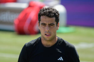 El tenista español Jaume Munar ante el canadiense Gabriel Diallo este lunes, durante el torneo de tenis ATP Mallorca Championships, celebrado en Santa Ponsa (Mallorca, Islas Baleares). EFE/ MIQUEL A. BORRÀS