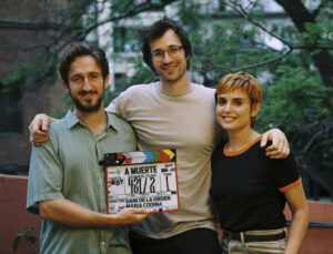 Imagen de los actores de 'A muerte' con el director, cedida por Atresmedia.