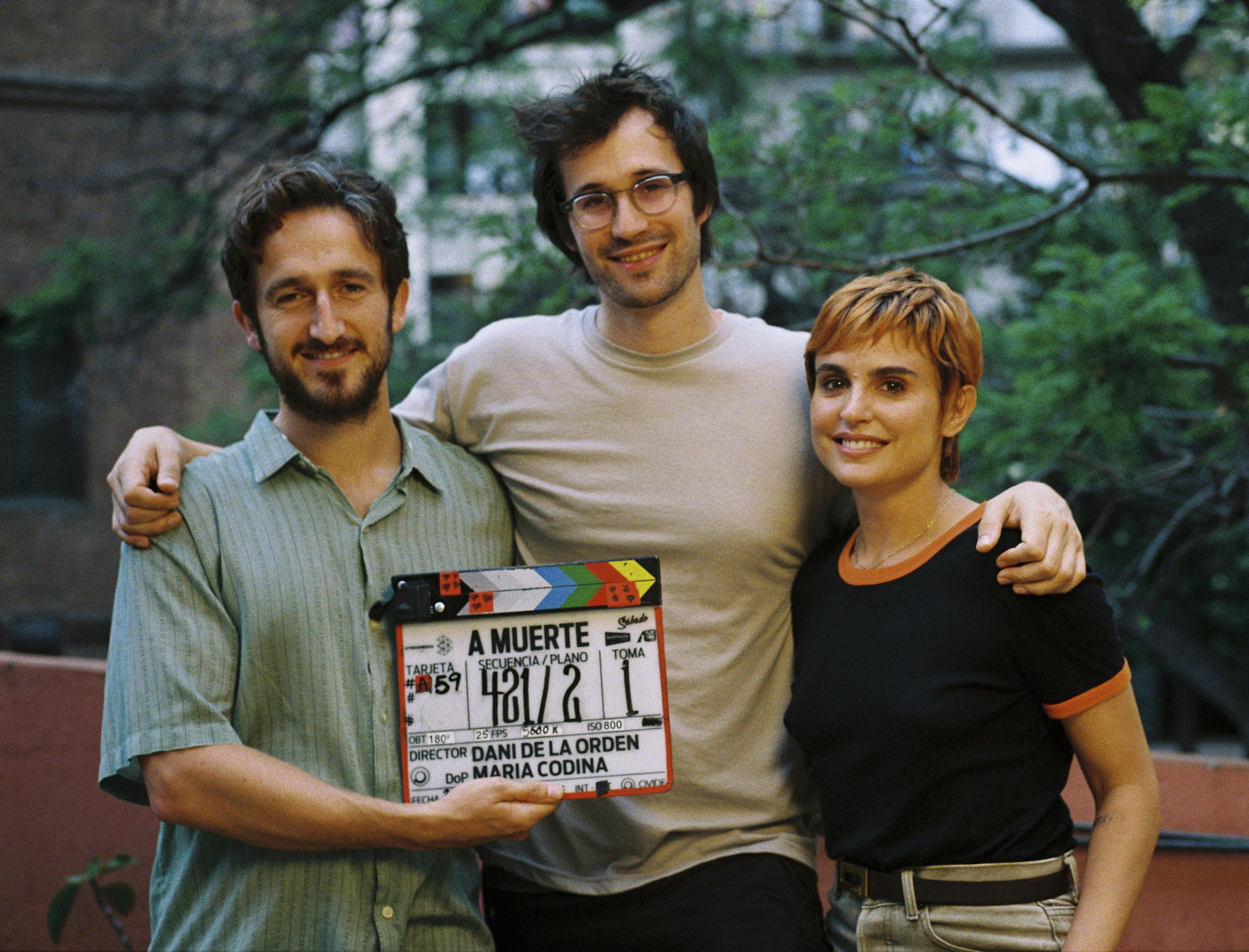 Imagen de los actores de 'A muerte' con el director, cedida por Atresmedia.