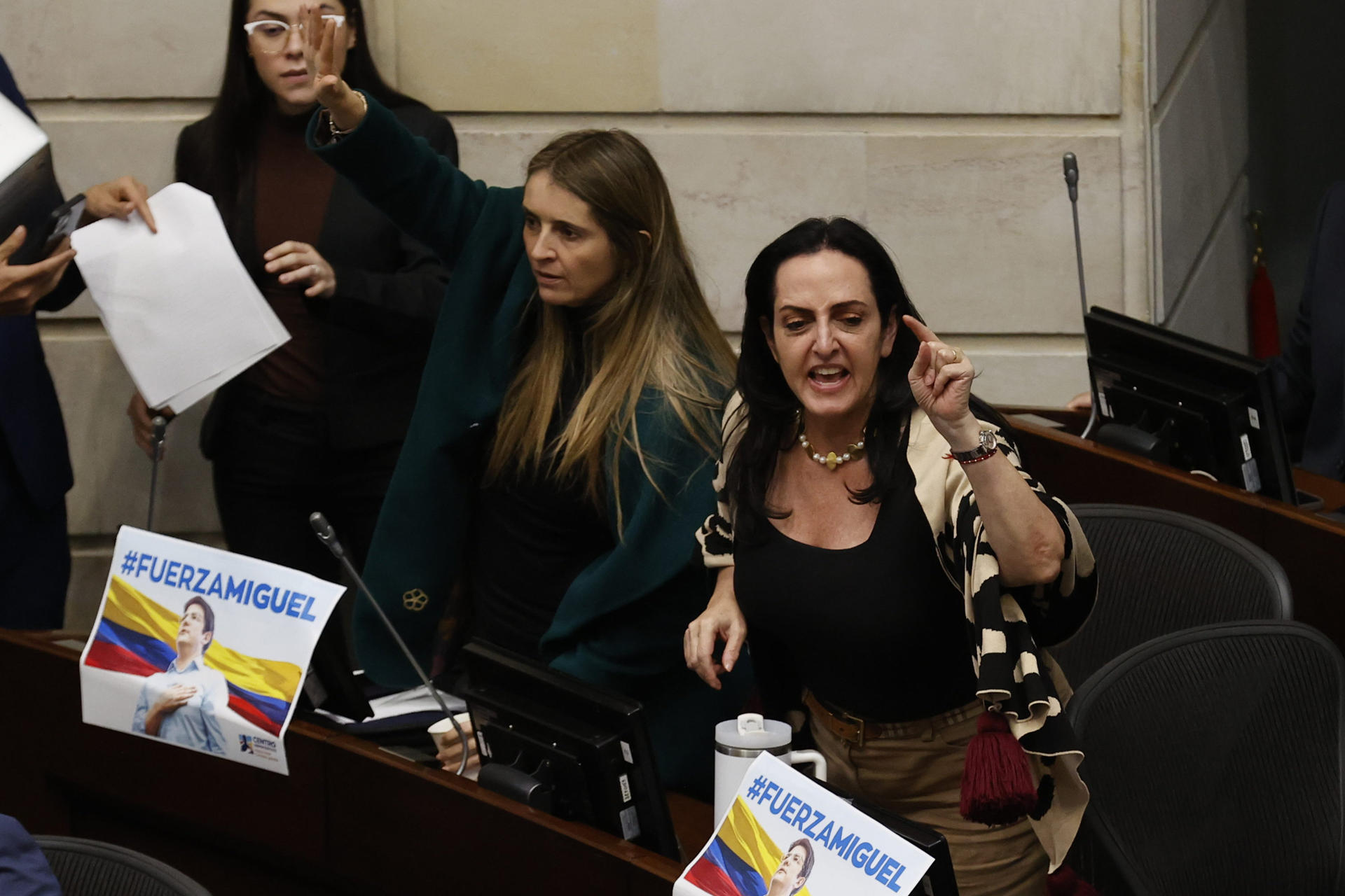 Las senadoras Maria Fernanda Cabal (d) y Paloma Valencia participan en el debate de la consulta laboral en el Senado de la República de Colombia este jueves, en Bogotá (Colombia). EFE/Mauricio Dueñas Castañeda