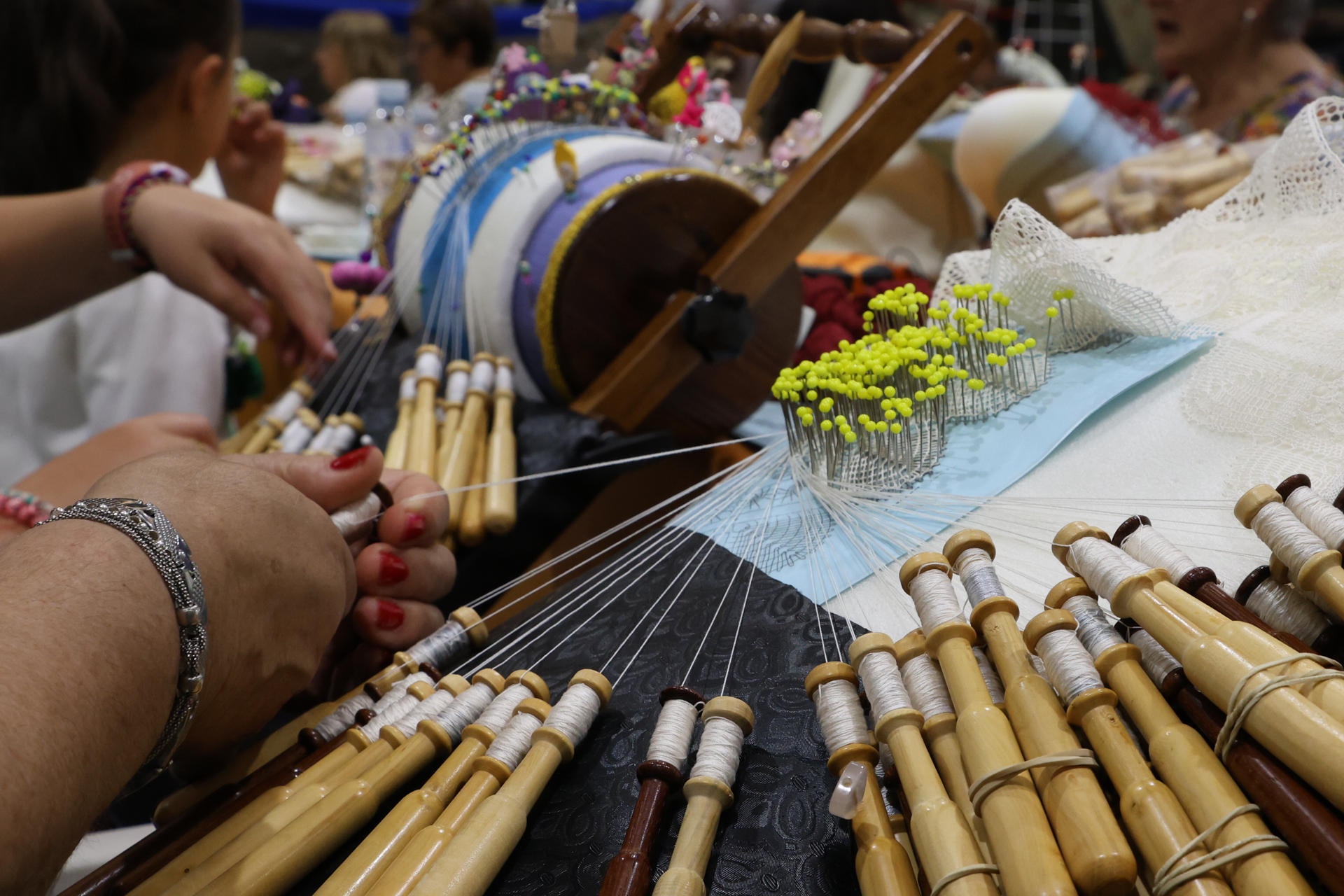 Encuentro Nacional de Encajeras de Bolillo celebrado en Astillero celebrado este domingo con más de 300 personas venidas de todas partes de España. EFE/Celia Agüero