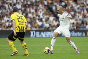El exjugador del Real Madrid Pepe controla el balón durante el partido benéfico de leyendas XII Corazón Classic Match Real Madrid-Borussia Dortmund en el Santiago Bernabéu en Madrid. EFE/ Juanjo Martín