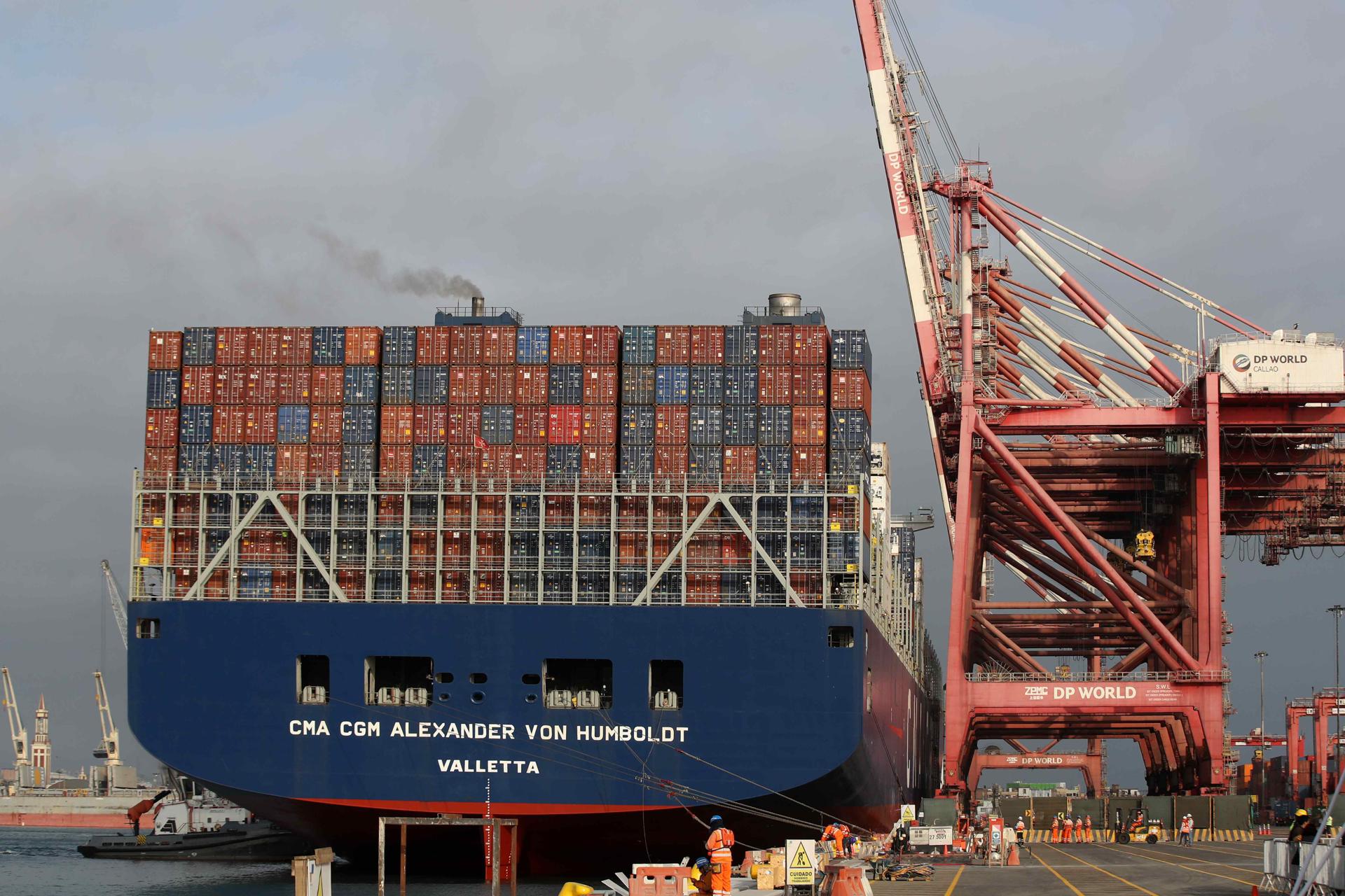 Fotografía de archivo de un buque de exportaciones en el puerto de Callao (Perú). EFE/ Paolo Aguilar