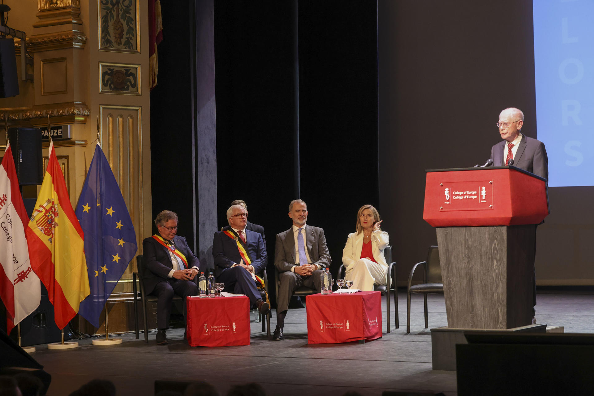 El rey Felipe VI durante la ceremonia de clausura del 75º curso académico del Colegio de Europa en la ciudad belga de Brujas. EFE/ Casa De S.M. El Rey / José Jiménez