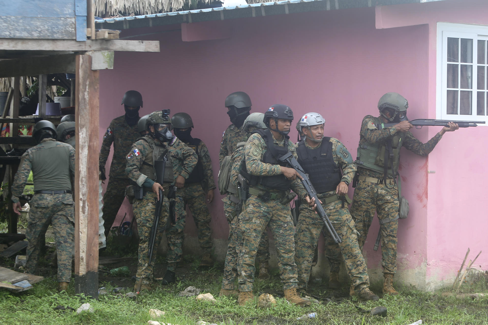Integrantes de Fuerzas de Seguridad se enfrentan con manifestantes, durante una protesta contra la reforma a la seguridad social este jueves, en Arimae (Panamá). EFE/ Carlos Lemos