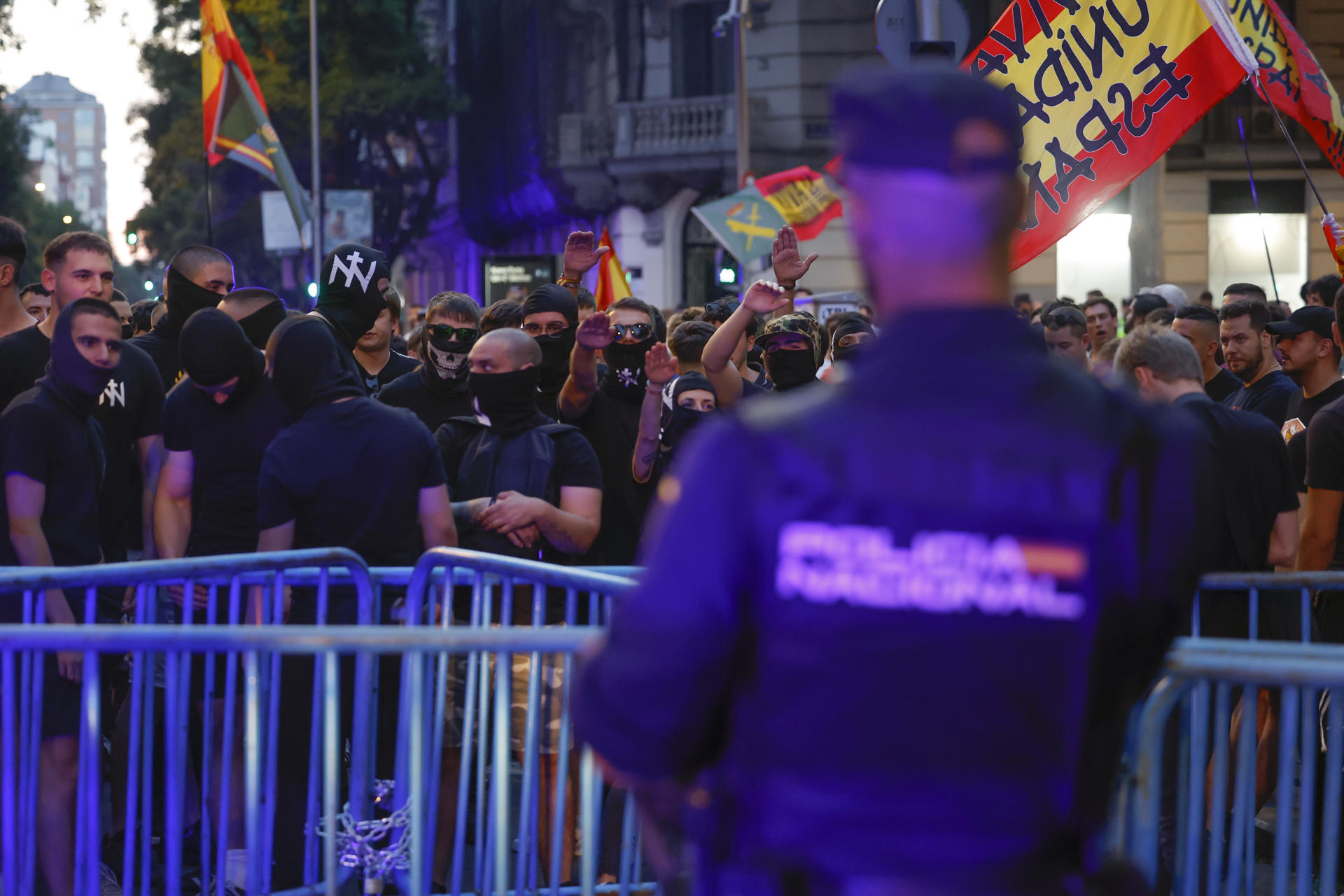 Cientos de personas (unas 600 según la delegación del Gobierno) se concentran esta tarde en las inmediaciones de la sede federal del PSOE para pedir la dimisión del jefe del Ejecutivo, Pedro Sánchez, tras el informe de la UCO que apunta a la posible participación de Santos Cerdán en el cobro de comisiones en el marco del denominado caso Koldo. EFE/ J.P.Gandul