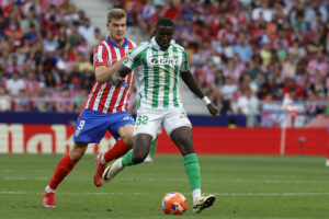El defensa Nobel Mendy (d) disputa la posesión del balón con el delantero noruego del Atlético de Madrid Alexander Sorloth (i) durante el partido de la jornada 37 de LaLiga entre el Atlético de Madrid y el Real Betis, en el estadio Metropolitano, en Madrid. EFE/ Mariscal
