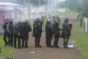 Fotografía del 5 de junio de 2025 de integrantes de la unidad antidisturbios durante un enfrentamiento en Arimae (Panamá). EFE/ Carlos Lemos