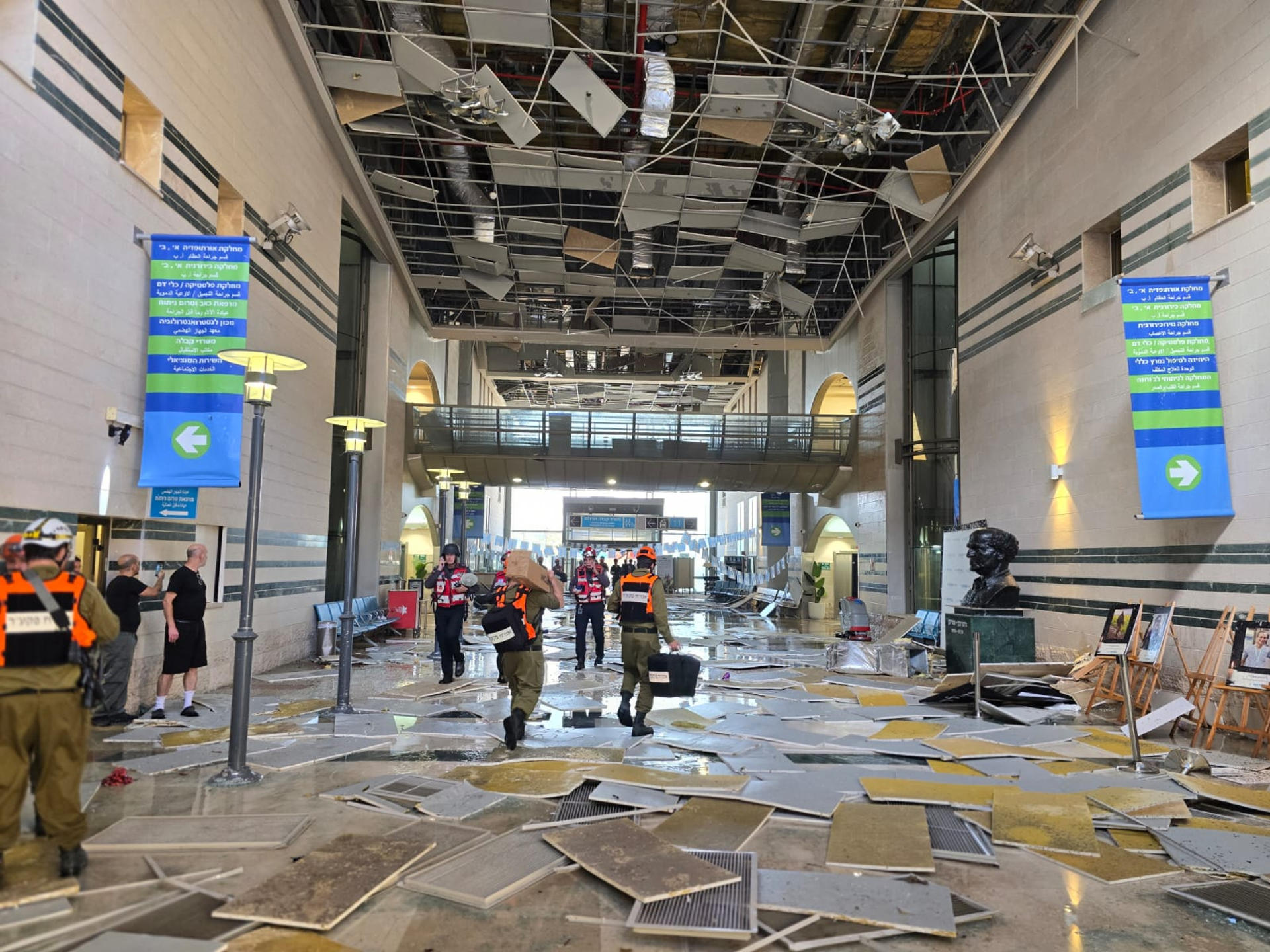Destrozos causados en un hospital localizado en la región de Beersheva, sur de Israel, tras sufrir este jueves un impacto directo durante el último lanzamiento de misiles iraníes contra Israel. EFE/Bomberos del Hospital de Beersheva - SOLO USO EDITORIAL/SOLO DISPONIBLE PARA ILUSTRAR LA NOTICIA QUE ACOMPAÑA (CRÉDITO OBLIGATORIO) -