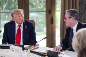 Kananaskis (Canada), 16/06/2025.- US President Donald Trump (L) and British Prime Minister Keir Starmer attend a working session during the Group of Seven (G7) Summit at the Pomeroy Kananaskis Mountain Lodge, in Kananaskis, Alberta, Canada, 16 June 2025. EFE/EPA/LUDOVIC MARIN / POOL