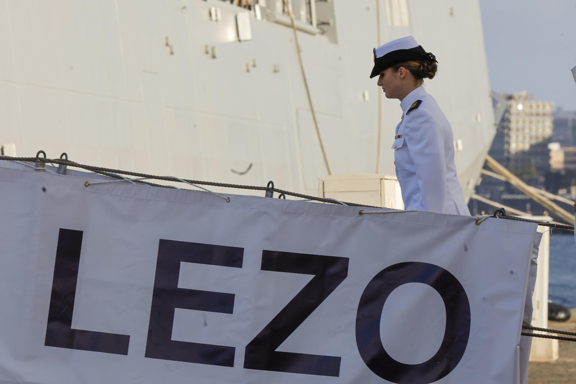 Imagen de la princesa Leonor embarcando en Las Palmas de Gran Canaria en la fragata Blas de Lezo el pasado día 14. EFE/ Elvira Urquijo A.