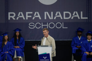 El exfutbolista Toni Kroos (c), durante el acto de graduación de los estudiantes de la Rafa Nadal Academy este miércoles en la localidad balear de Manacor. EFE/Miquel Borrás