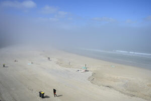 Vista de la niebla en los arenales de A Coruña este viernes. EFE/Moncho Fuentes