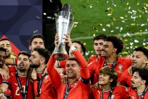 Cristiano Ronaldo (c) levanta el trofeo junto a los jugadores, que celebran tras ganar la final de la Liga de Naciones de la UEFA entre Portugal y España. EFE/EPA/FILIP SINGER
