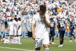 El defensa del Real Madrid Raúl Asencio se retira del campo después de recibir una tarjeta roja por derribar al delantero del Pachuca José Salomón Rondón durante el partido de la Copa Mundial de Clubes de la FIFA 2025 entre el Real Madrid y el Pachuca en Charlotte, Carolina del Norte, EE. UU. EFE/EPA/ERIK S. LESSER
//////////
CHARLOTTE (United States), 22/06/2025.- Real Madrid defender Raul Asencio walks off the pitch after receiving a red card from bringing down Pachuca forward Jose Salomon Rondon during the FIFA Club World Cup 2025 match between Real Madrid and Pachuca in Charlotte, North Carolina, USA, 22 June 2025. (Mundial de Fútbol) EFE/EPA/ERIK S. LESSER