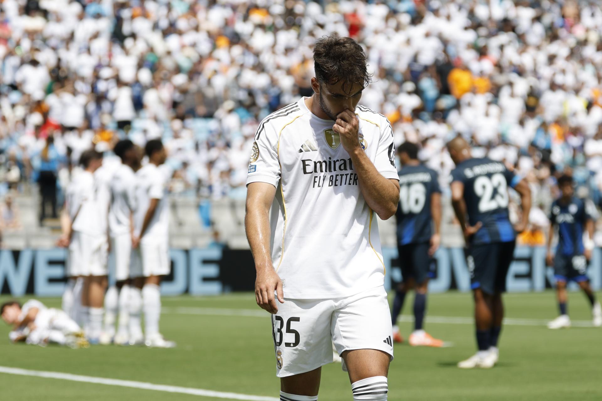 El defensa del Real Madrid Raúl Asencio se retira del campo después de recibir una tarjeta roja por derribar al delantero del Pachuca José Salomón Rondón durante el partido de la Copa Mundial de Clubes de la FIFA 2025 entre el Real Madrid y el Pachuca en Charlotte, Carolina del Norte, EE. UU. EFE/EPA/ERIK S. LESSER
//////////
CHARLOTTE (United States), 22/06/2025.- Real Madrid defender Raul Asencio walks off the pitch after receiving a red card from bringing down Pachuca forward Jose Salomon Rondon during the FIFA Club World Cup 2025 match between Real Madrid and Pachuca in Charlotte, North Carolina, USA, 22 June 2025. (Mundial de Fútbol) EFE/EPA/ERIK S. LESSER