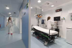 Imagen de archivo de dos enfermeras en un hospital. EFE/Marcial Guillén